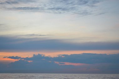 Baltık Denizi kıyısında üzerinde dramatik kırmızı günbatımı