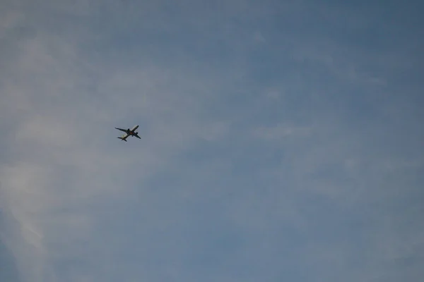 飛行機での旅行 航空の概念 青空の中の航空会社 — ストック写真