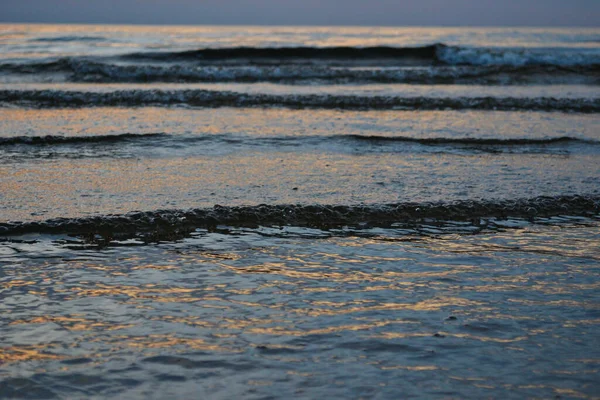 有气泡的海水波的特写 日落时的蓝色海水 — 图库照片