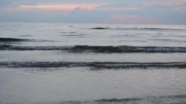 Dramatik deniz gündoğumu. Yanan gökyüzü ve parlayan altın dalgalar.