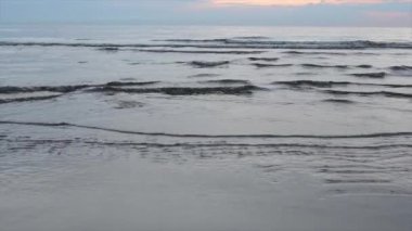 Dramatik deniz gündoğumu. Yanan gökyüzü ve parlayan altın dalgalar.