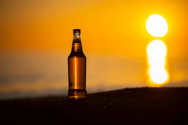 Una Bottiglia Birra Soda Ghiacciata Direttamente Sulla Sabbia Dorata Tramonto — Foto Stock