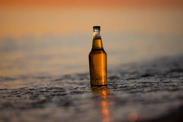 Una Bottiglia Birra Leggera Sulla Spiaggia Tramonto Riva Del Mare — Foto Stock