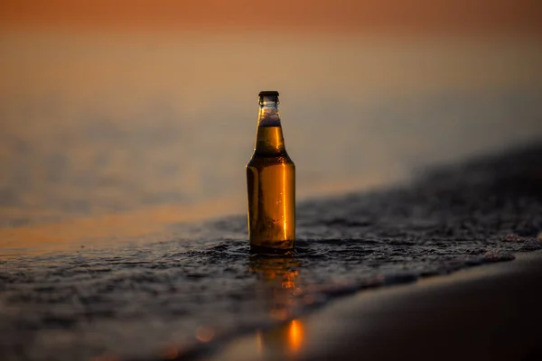 Una Bottiglia Birra Leggera Sulla Spiaggia Tramonto Riva Del Mare — Foto Stock