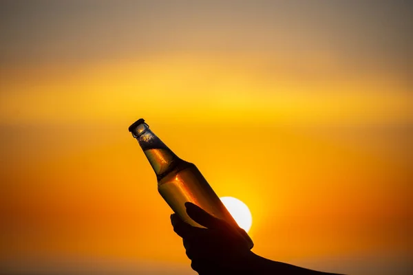 Donne Che Tengono Mano Una Bottiglia Birra Mezza Estate Tramonto — Foto Stock