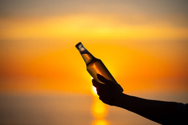 Donne Che Tengono Mano Una Bottiglia Birra Mezza Estate Tramonto — Foto Stock