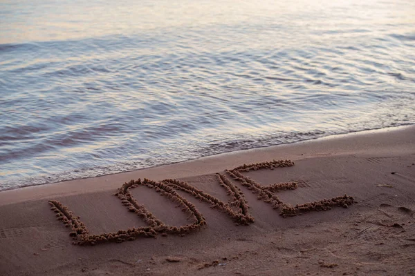 Liebes Schild Strand Romantisches Liebessymbol Tropischen Meeresufer Bei Sonnenuntergang — Stockfoto