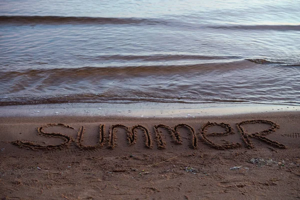 Θαλάσσια Ακτή Επιγραφή Καλοκαίρι Γραμμένο Στην Άμμο Την Αυγή Έννοια — Φωτογραφία Αρχείου