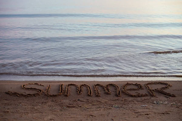 Costa Mar Com Inscrição Verão Escrito Areia Amanhecer Conceito Férias — Fotografia de Stock