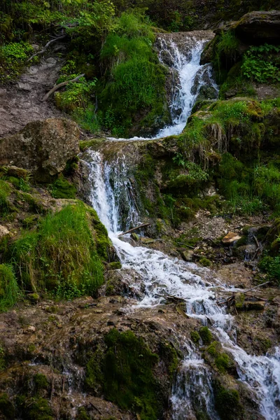 Прекрасний Гірський Тропічний Водоспад Швидкоплинною Водою Камінням Тривалий Вплив Природні — стокове фото