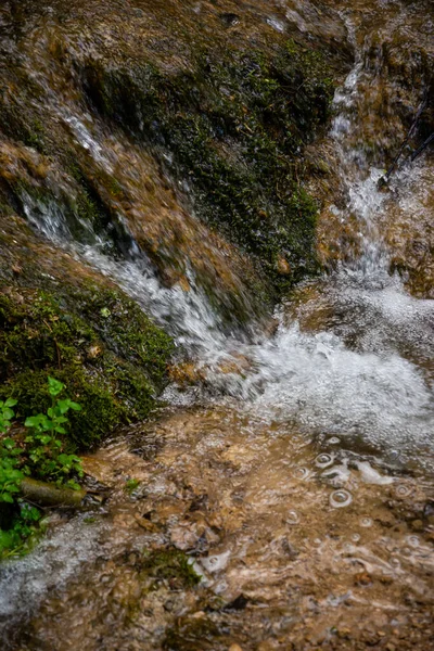 Krásný Horský Deštný Vodopád Rychle Tekoucí Vodou Skalami Dlouhé Vystavení — Stock fotografie