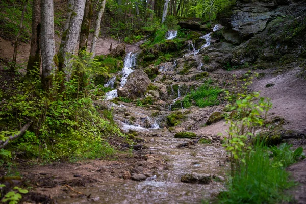 Hermosa Cascada Bosque Lluvioso Montaña Con Agua Flujo Rápido Rocas — Foto de Stock