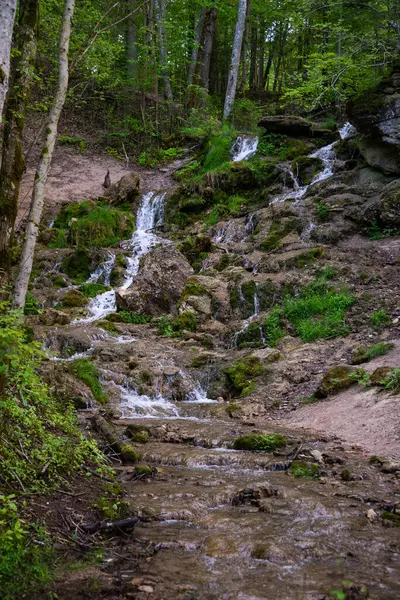 Hermosa Cascada Bosque Lluvioso Montaña Con Agua Flujo Rápido Rocas — Foto de Stock