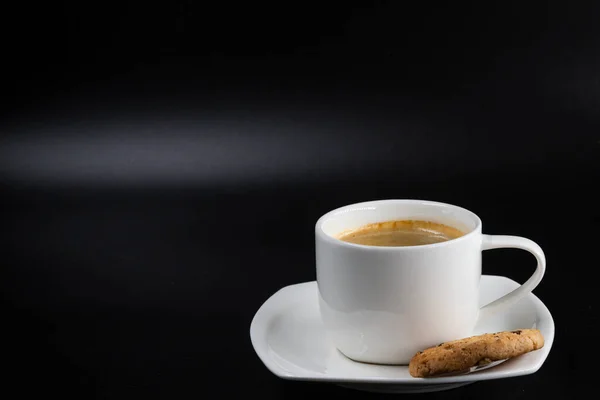 White Coffee Mug Biscuit Coffee Black Background — Stock Photo, Image