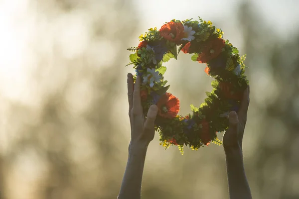 Mani Con Una Corona Fiori Mezza Estate Contro Tramonto Vecchia — Foto Stock