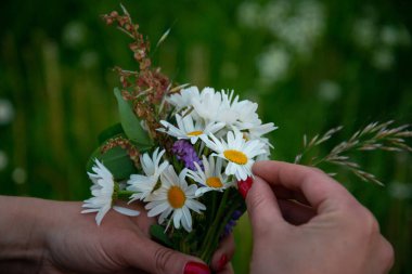 Şenlikli bir çiçek çelengi yapmak, çiçek çemberi, güneşli bir öğleden sonra festival çiçeklerinden bir taç yapmak. Yaz ortası gece festivali ya da bekarlığa veda partisi için hazırlanıyorum. Çiçek Taç Nasıl Yapılır