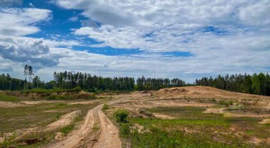 Kum ocağı. İnşaat için özel kum. Güzel kum ve kamyon ayaklarıyla dolu bir taş ocağı..
