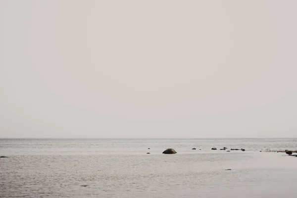 美丽的夏季风景 带着多云的天空俯瞰着大海 爱沙尼亚希乌玛 — 图库照片