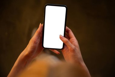 Boş beyaz ekranlı cep telefonu kullanan kadın