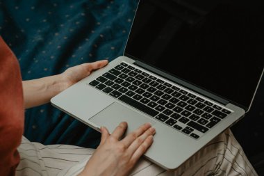 Boş siyah ekranlı dizüstü bilgisayar kullanan kadın