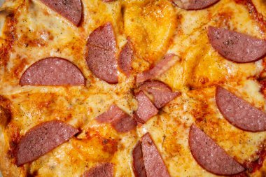 Pizza pepperonisi salam ve peynirle kaplansın.