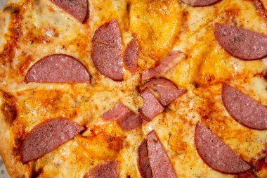 Pizza pepperonisi salam ve peynirle kaplansın.