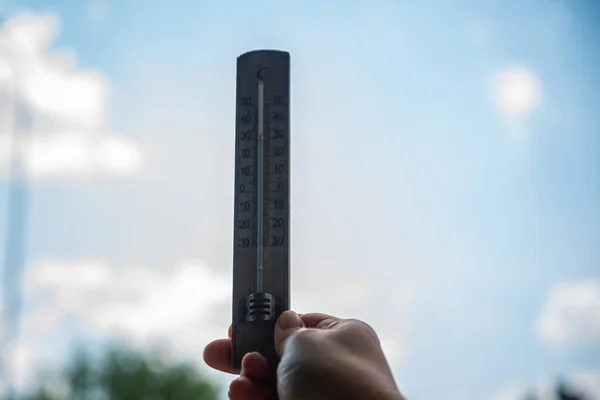Termometro Legno Nella Mano Una Donna Tempo Caldo Estremo — Foto Stock