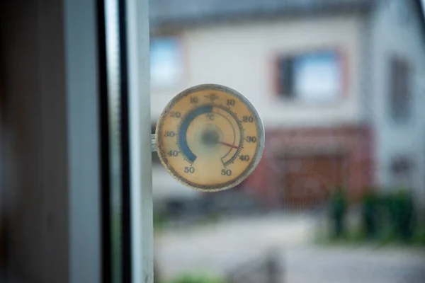 Termômetro Quadrado Transparente Plástico Mostra Uma Alta Temperatura Graus Celsius — Fotografia de Stock