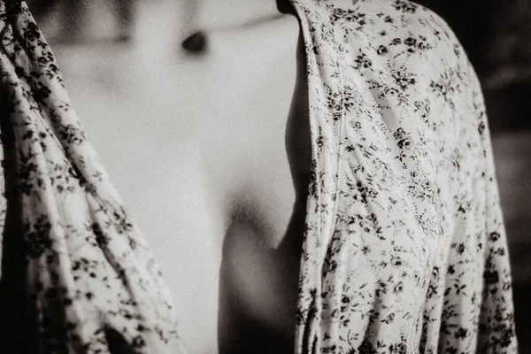 Güzel Bir Kadının Üst Vücudu Göğüslerini Kapatan Bir Bornoz — Stok fotoğraf