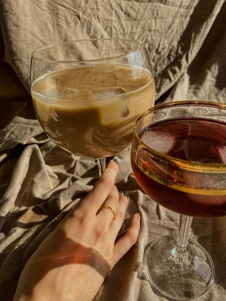 Napoje Bezalkoholowe Okularach Mrożona Kawa Czerwony Sok Szklance Tle Beżowej — Zdjęcie stockowe