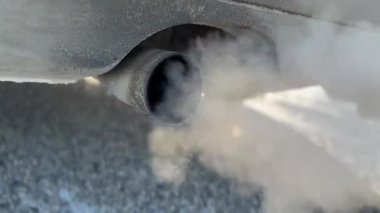 Yoğun duman yayan bir araba egzoz borusunu kapatın, kirlilik ve araç emisyonları, statik.