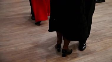 Stüdyoda etkileyici koreografi yapan dansçı bacaklarının yakın çekimi. Zarif hareket, ritim ve esneklik dinamik hareketle yakalanır, sanat, performans, fitness ve yaşam tarzı kavramları için idealdir..