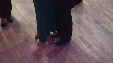 Stüdyoda etkileyici koreografi yapan dansçı bacaklarının yakın çekimi. Zarif hareket, ritim ve esneklik dinamik hareketle yakalanır, sanat, performans, fitness ve yaşam tarzı kavramları için idealdir..