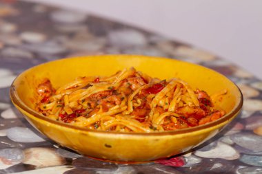 Sarı tabakta etli ve sebzeli erişte, gastrinomi konsepti.