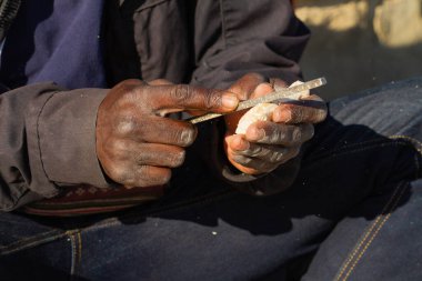 Elleri tanınmayan marangoz elinde ahşap bir figür ile tanınmıyor.