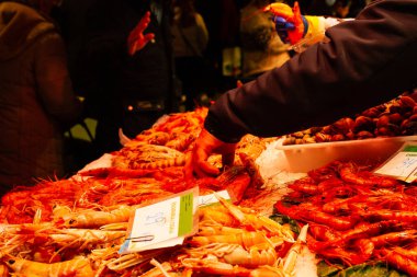 Taze deniz ürünleri satan balıkçı, tanınmayan insanlar, konsept gastronomi, seçici odaklanma.