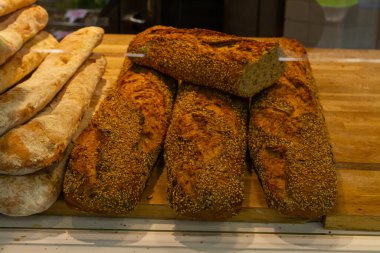 Tahtada tahıllı tam buğday ekmeği, yiyecek konsepti, seçici odaklanma