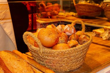 Hasır sepette tahıllı tam buğday ekmeği, yemek konsepti, seçici odaklanma