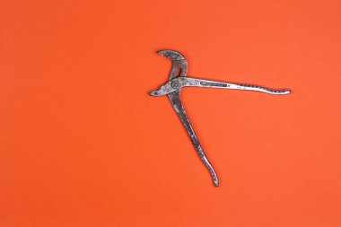 Turuncu arka planda maymuncuk anahtarı, yenileme. Boru tamiri.