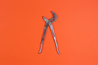 Turuncu arka planda maymuncuk anahtarı, yenileme. Boru tamiri.