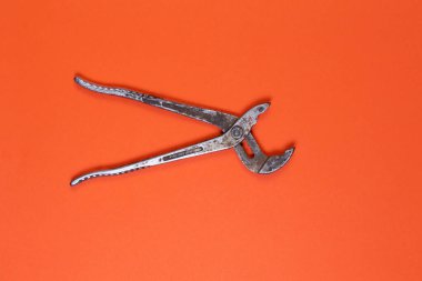 Turuncu arka planda maymuncuk anahtarı, yenileme. Boru tamiri.