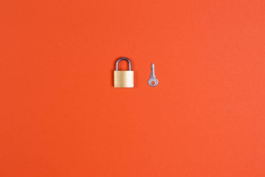 Turuncu arkaplanda kilit ve anahtar