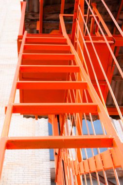 Turuncu renkli demir merdiven. sanayi.
