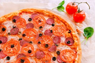 Salamlı geleneksel pizza. Domates. sarımsak