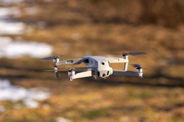 Drone, kuadkopter havada. Havada. Quadcopter uçuyor. Drone kamerası