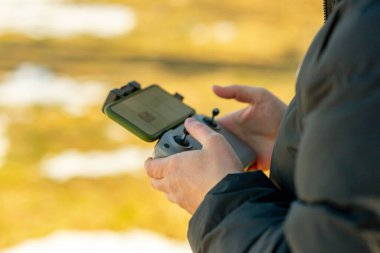 Akıllı telefon ve kumanda, kuadkopter kontrol. İHA, kontrol. Eller