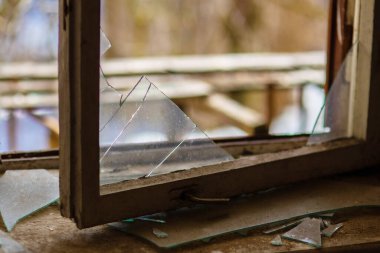 Kırık cam. Kırık cam, örümcek ağı. 