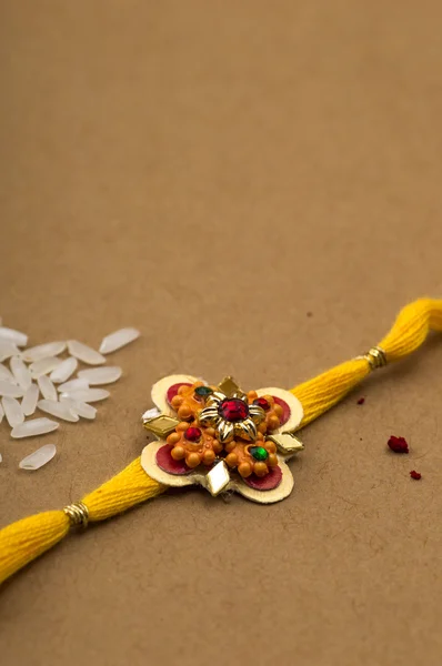 Indisk festival: Raksha Bandhan baggrund med en elegant Rakhi . - Stock-foto