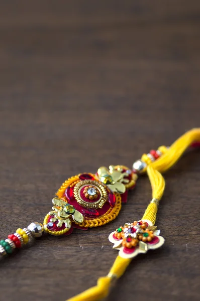 Индийский фестиваль: Ракша Бандхан фон с элегантным Ракхи . — стоковое фото
