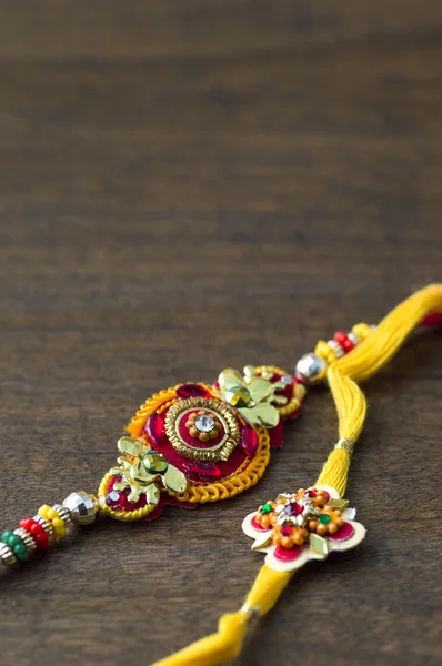 Festivalul indian: Raksha Bandhan fundal cu un elegant Rakhi . — Fotografie, imagine de stoc